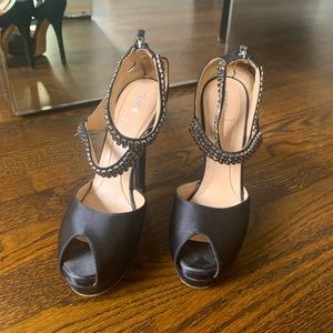 Fendi Satin and cristals pumps